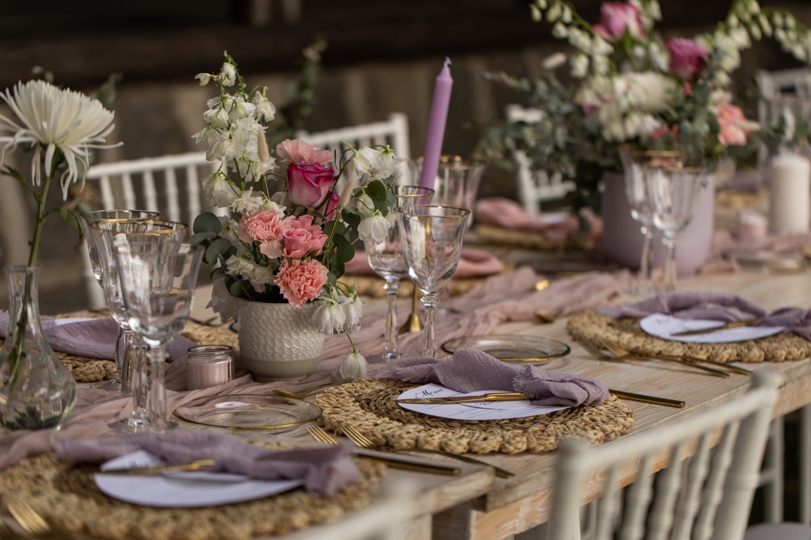 mesa con cubiertos y flores