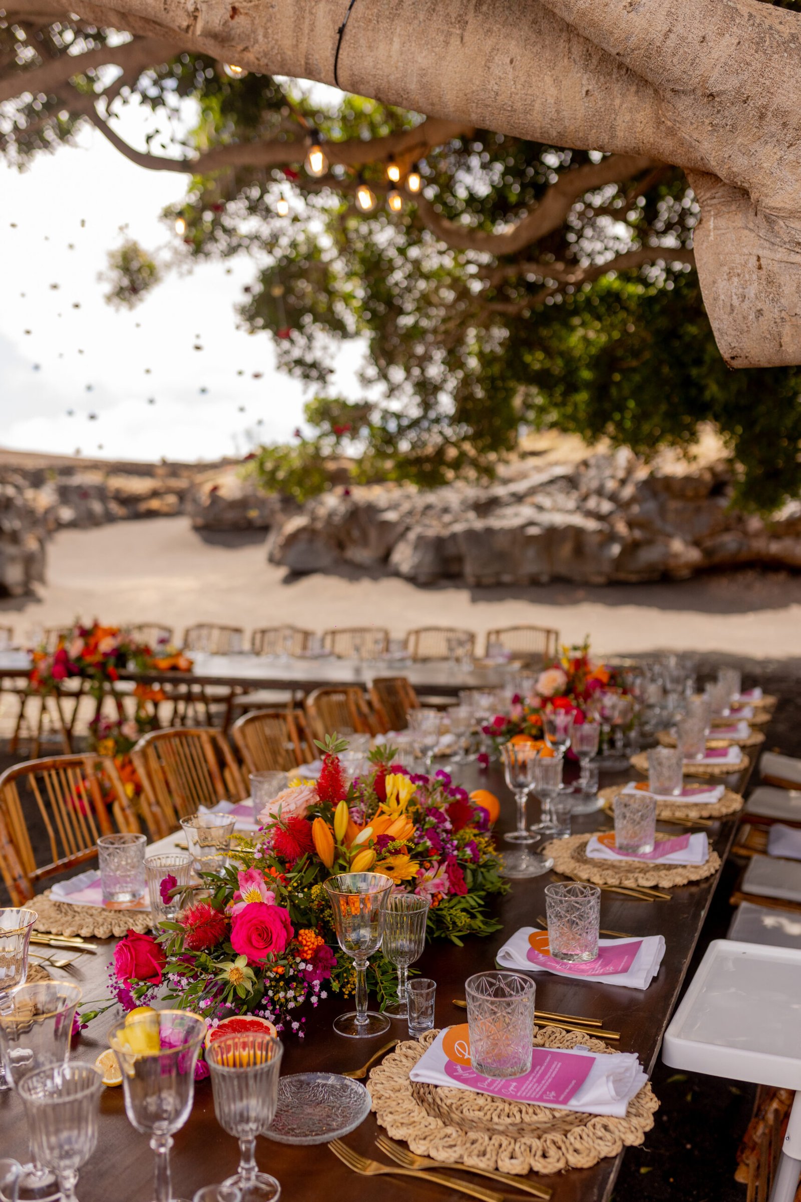 mesa con flores y al aire libre preparada
