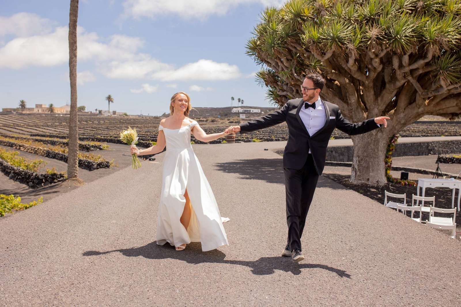 novios felices corriendo