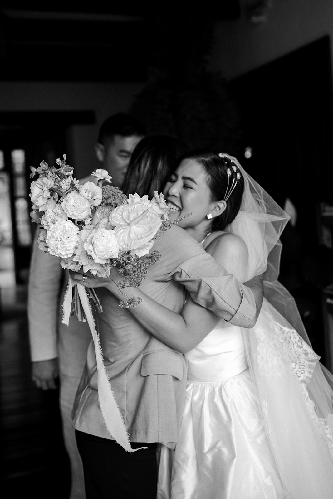 abrazos de invitados